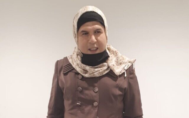 Un Jordanien-Palestinien déguisé en femme détenu au poste-frontière du pont Allenby entre Israël et la Cisjordanie, le 30 avril 2022. (Crédit : Autorité aéroportuaire israélienne)