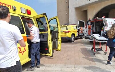 Les premiers secouristes interviennent sur le site où un homme s'est immolé par le feu devant la municipalité d'Ashdod, le 1er mai 2022. (Crédit: Magen David Adom)