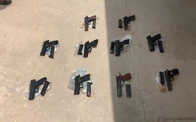 Armes saisies par les forces de l'ordre près d’al-Auja en Cisjordanie, dans le cadre d'un trafic d’armes présumé à la frontière avec la Jordanie, le 2 mai 2022. (Crédit : Police israélienne)