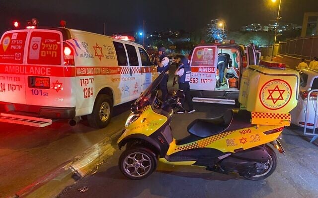 Des secours sur les lieux d'une attaque terroriste présumée à Elad, le 5 mai 2022. (Crédit : Magen David Adom)