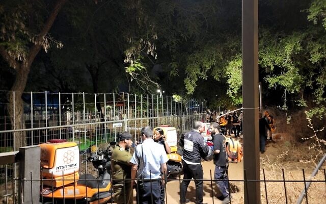 Des secours sur les lieux d'une attaque terroriste présumée à Elad, le 5 mai 2022. (Crédit : United Hatzalah)