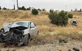 Deux carcasses de voiture impliquées dans un accident le long de la Route 6, au nord de l'interchangeur de Kiryat Gat, le 15 mai 2022. (Crédit : Magen David Adom)