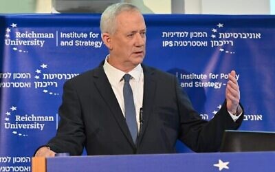Le ministre de la Défense Benny Gantz pendant une conférence à l'Institut d'études nationales sécuritaires à l'université Reichman de Herzliya, le 17 mai 2022. (Crédit : Gilad Kvalarchik)