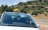 Une voiture endommagée par des jets de pierres palestiniens près de Neria, le 23 mai 2022. (Crédit: Conseil régional de Binyamin)