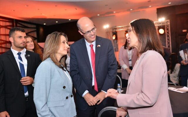 La ministre israélienne de l'Innovation, des Sciences et de la technologie Orit Farkash-Hacohen, à gauche, parle avec l'ancienne ministre marocaine de l'Énergie, Amina Ben Khadra, et l'ex-directeur-général de SNC Avi Hasson lors du Forum "Morocco-Israel : Connect to Innovate" organisé par Start-Up Nation Central à Casablanca, au Maroc, le 25 mai 2022. (Crédit : SNC) La ministre israélienne de l'Innovation, des Sciences et de la technologie Orit Farkash-Hacohen, à gauche, parle avec l'ancienne ministre marocaine de l'Énergie, Amina Ben Khadra, et l'ex-directeur-général de SNC Avi Hasson lors du Forum "Morocco-Israel : Connect to Innovate" organisé par Start-Up Nation Central à Casablanca, au Maroc, le 25 mai 2022. (Crédit : SNC)