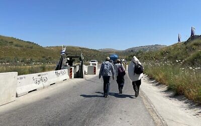 Des étudiants de Yeshiva à un checkpoint bloquant la route qui mène à Homesh, le 26 mai 2022. (Crédit :  Carrie Keller-Lynn/The Times of Israel)