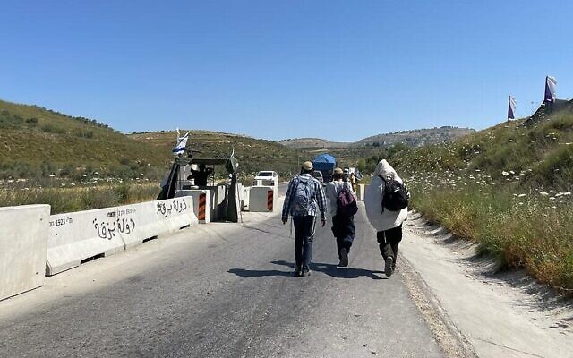 Des étudiants de Yeshiva à un checkpoint bloquant la route qui mène à Homesh, le 26 mai 2022. (Crédit : Carrie Keller-Lynn/The Times of Israel) Des étudiants de Yeshiva à un checkpoint bloquant la route qui mène à Homesh, le 26 mai 2022. (Crédit : Carrie Keller-Lynn/The Times of Israel)