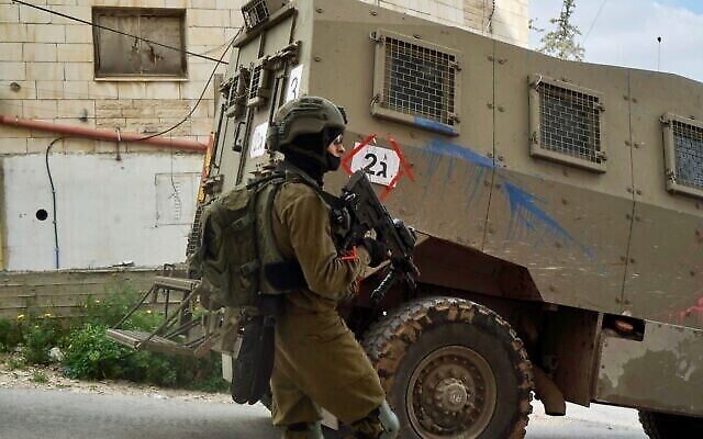 Un soldat israélien lors d’une opération dans le camp de réfugiés de Jénine, au nord de la Cisjordanie, à la suite d’une série d’attentats terroristes en Israël, le 9 avril 2022. (Crédit : Armée israélienne) Un soldat israélien lors d’une opération dans le camp de réfugiés de Jénine, au nord de la Cisjordanie, à la suite d’une série d’attentats terroristes en Israël, le 9 avril 2022. (Crédit : Armée israélienne)