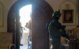 Les soldats israéliens dans l'habitation d'un terroriste palestinien dans la ville de Rummanah, en Cisjordanie, le 8 mai 2022. (Crédit : Armée israélienne)