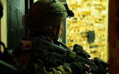 Les soldats israéliens mènent une opération dans la ville de Rummanah, le 9 mai 2022. (Crédit : Armée israélienne)