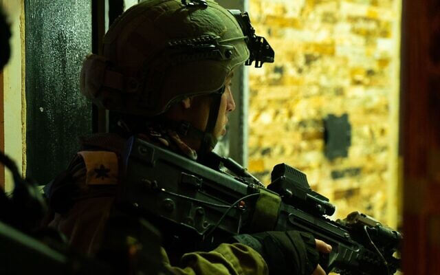 Les soldats israéliens mènent une opération dans la ville de Rummanah, le 9 mai 2022. (Crédit : Armée israélienne) Les soldats israéliens mènent une opération dans la ville de Rummanah, le 9 mai 2022. (Crédit : Armée israélienne)