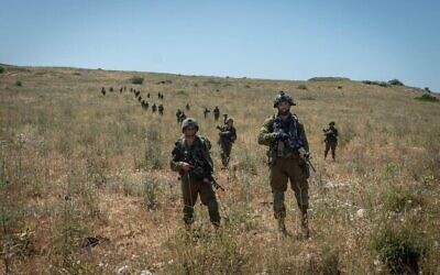 Des soldats israéliens participent à l’exercice « Chariots de feu » de Tsahal dans le nord d’Israël, en mai 2022. (Crédit : Armée israélienne)