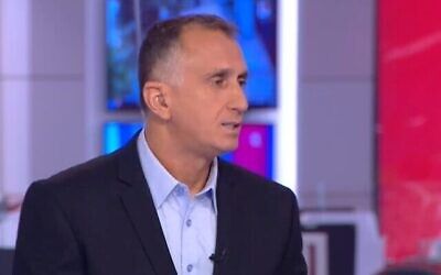 Tamir Hayman, directeur-général de l'Institut des Hautes Etudes de Sécurité Nationale, s’adressant à la Douzième chaîne, le 28 mai 2022. (Crédit : Capture d’écran)