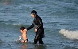 Une Tunisienne porte un « burkini », le 16 août 2016. (Crédit : Fethi Belaid/AFP/Getty Images)