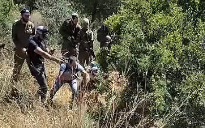 Les forces de sécurité arrêtent deux Palestiniens, qui seraient à l'origine d'une attaque terroriste meurtrière, près de la ville centrale d'Elad, le 8 mai 2022. (Crédit: Capture d'écran : Twitter)