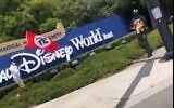 Des manifestants agitant des drapeaux arborant des croix gammées devant Disney World, en Floride, le 7 mai 2022. (Crédit : Capture d'écran/Twitter)