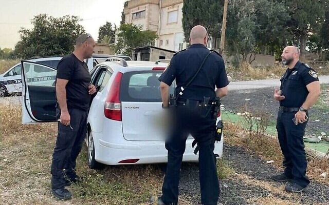La police enquête sur le décès d'un garçon de 3 ans mort après être resté coincé dans une voiture à Eliakim, dans le nord d'Israël, le 27 mai 2022. (Crédit: Police israélienne) La police enquête sur le décès d'un garçon de 3 ans mort après être resté coincé dans une voiture à Eliakim, dans le nord d'Israël, le 27 mai 2022. (Crédit: Police israélienne)