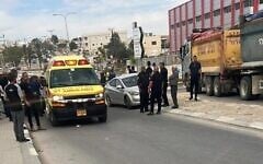 Une ambulance sur les lieux où deux enfants sont morts après avoir été piégés dans une voiture le 20 mai 2022. (Crédit: Magen David Adom)