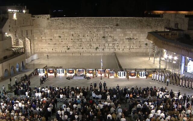 La cérémonie d'État organisée pour Yom HaZikaron, en hommage aux soldats tués au combat et aux victimes du terrorisme, au mur Occidental, à Jérusalem, le 3 mai 2022. (Crédit : Capture d'écran) La cérémonie d'État organisée pour Yom HaZikaron, en hommage aux soldats tués au combat et aux victimes du terrorisme, au mur Occidental, à Jérusalem, le 3 mai 2022. (Crédit : Capture d'écran)