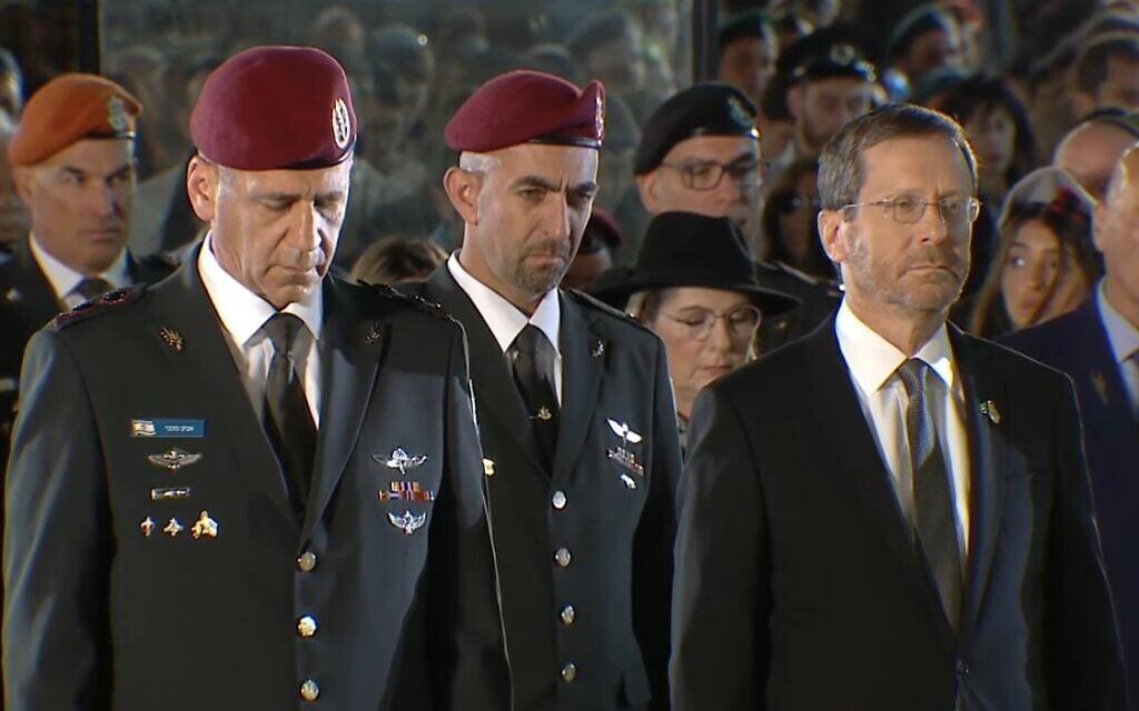 Le chef d'État-major Aviv Kohavi, à gauche, et le président Isaac Herzog, à droite, pendant la minute de silence lors de la cérémonie d'État organisée pour Yom HaZikaron, en hommage aux soldats tués au combat, au mur Occidental de Jérusalem, le 3 mai 2022. (Capture d'écran/Vidéo) Le chef d'État-major Aviv Kohavi, à gauche, et le président Isaac Herzog, à droite, pendant la minute de silence lors de la cérémonie d'État organisée pour Yom HaZikaron, en hommage aux soldats tués au combat, au mur Occidental de Jérusalem, le 3 mai 2022. (Capture d'écran/Vidéo)