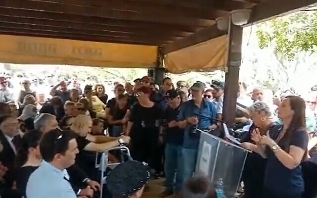 Une foule nombreuse écoute l'épouse de l'ex-député du Meretz Ilan Gilon faire son éloge funèbre au cimetière de Kfar Saba, le 3 mai 2022. (Capture d'écran) Une foule nombreuse écoute l'épouse de l'ex-député du Meretz Ilan Gilon faire son éloge funèbre au cimetière de Kfar Saba, le 3 mai 2022. (Capture d'écran)
