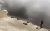 Incendie dans un garage dans la ville de Hura, dans le sud du pays, le 21 mai 2022. (Crédit: Capture d'écran/Kan)