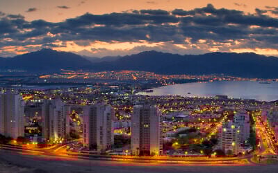 La ville d'Eilat, dans le sud d'Israël, au crépuscule, au mois d'avril 2021. (Crédit : gorsh13 via iStock by Getty Images)