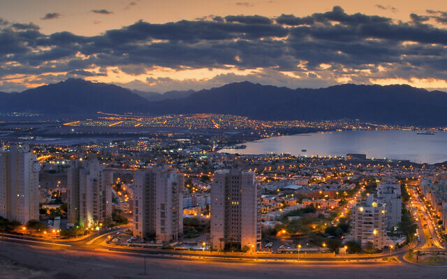 La ville d'Eilat, dans le sud d'Israël, au crépuscule, au mois d'avril 2021. (Crédit : gorsh13 via iStock by Getty Images) La ville d'Eilat, dans le sud d'Israël, au crépuscule, au mois d'avril 2021. (Crédit : gorsh13 via iStock by Getty Images)