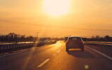 Illustration. Le soleil se couche sur une autoroute en été. (Crédit: lenanet via iStock by Getty Images)