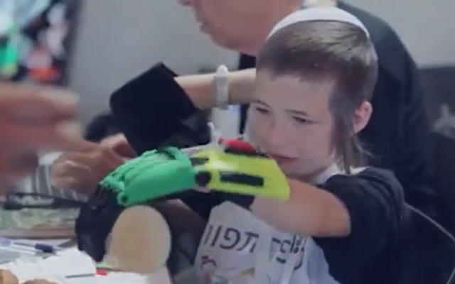 La technologie au service du handicap. (Capture d'écran Tikkun Olam Makers via YouTube)