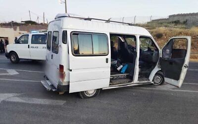 La camionnette qui, selon la police, a été conduite vers les troupes au poste de contrôle de Hizma, le 20 mai 2022. (Crédit: Police israélienne)
