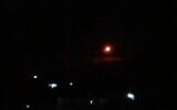 Un missile qui proviendrait d'une frappe israélienne en Syrie dans le ciel sur une vidéo partagée le 11 mai 2022. (Capture d'écran : Twitter)