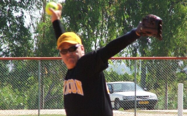 Ami Baran faisant un lancer sur une photo non-datée. (Autorisation : Israel Softball Association)