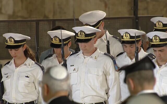 Des soldats israéliens se recueillent pendant la minute de silence lors de la cérémonie d'État organisée pour Yom HaZikaron, en hommage aux soldats tués au combat, au mur Occidental de Jérusalem, le 3 mai 2022. (Capture d'écran/Vidéo) Des soldats israéliens se recueillent pendant la minute de silence lors de la cérémonie d'État organisée pour Yom HaZikaron, en hommage aux soldats tués au combat, au mur Occidental de Jérusalem, le 3 mai 2022. (Capture d'écran/Vidéo)