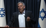 Le ministre de la Santé Nitzan Horowitz s'exprime lors d'une  cérémonie en l'honneur des personnels de l'hôpital de campagne israélien qui avait été installé dans l'Ouest de l'Ukraine, le 29 mai 2022. (Capture d'écran : Bureau du Premier ministre)