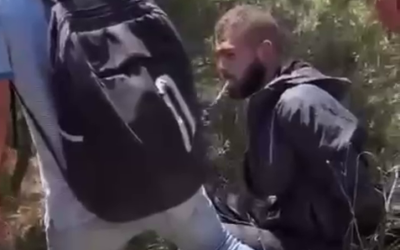 Yousef As'ad al-Rifa'i, un Palestinien qui a avoué avoir commis une attaque terroriste meurtrière à Elad, est vu en train de fumer une cigarette peu après son arrestation, le 8 mai 2022. (Crédit: Capture d'écran : Twitter)