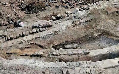 Photo aérienne de l’aqueduc à faible pente, dans le quartier d’Armon Hanatziv, à Jérusalem. (Crédit : Alexander Wiegmann, Autorité des antiquités d’Israël)