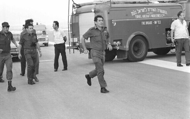 Le chef d'état-major, David Elazar, à l’aéroport de Lod, après le vol 571 de Sabena (Crédit : Eli Dorin/Archives de l'armée israélienne)