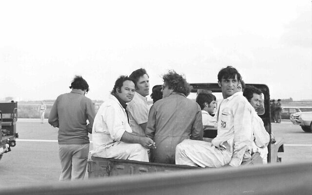 Commandos de Sayeret Matkal, déguisés en techniciens aéronautiques, après le détournement du vol 571 de la Sabena, à l’aéroport de Lod, en 1972. (Crédit : Ron Ilan/Archives de l'armée israélienne)