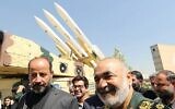 Le Commandant de la Garde révolutionnaire iranienne, le Maj. Gén. Hossein Salami, à droite, devant le système de défense aérienne Khordad-3 lors d’une visite d’une exposition au musée de la Révolution islamique et de la Sainte Défense, à Téhéran, le 21 septembre 2019. (Crédit : Atta Kenare/AFP)
