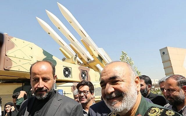 Le Commandant de la Garde révolutionnaire iranienne, le Maj. Gén. Hossein Salami, à droite, devant le système de défense aérienne Khordad-3 lors d’une visite d’une exposition au musée de la Révolution islamique et de la Sainte Défense, à Téhéran, le 21 septembre 2019. (Crédit : Atta Kenare/AFP)