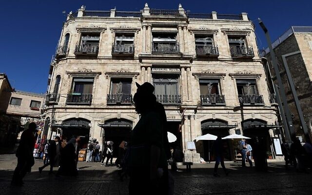 L'hôtel Impérial à côté de la porte de Jaffa dans le quartier chrétien de la vieille ville de Jérusalem, le 29 novembre 2019. (Crédit : Gali Tibbon/AFP) L'hôtel Impérial à côté de la porte de Jaffa dans le quartier chrétien de la vieille ville de Jérusalem, le 29 novembre 2019. (Crédit : Gali Tibbon/AFP)