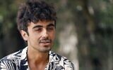 Le musicien Mark Eliyahu donne une interview dans le moshav de Beit Zaid, dans le nord du pays, le 25 avril 2022. (Crédit : JACK GUEZ / AFP)