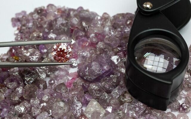 Pravin Kukadia, directeur d'Eminent Gems Ltd, montre des diamants à l'AFP lors d'une interview dans son bureau du Israel World Diamond Center, dans la banlieue de Tel Aviv, à Ramat Gan, le 16 mai 2022. (Crédit: Jack Guez/AFP) Pravin Kukadia, directeur d'Eminent Gems Ltd, montre des diamants à l'AFP lors d'une interview dans son bureau du Israel World Diamond Center, dans la banlieue de Tel Aviv, à Ramat Gan, le 16 mai 2022. (Crédit: Jack Guez/AFP)