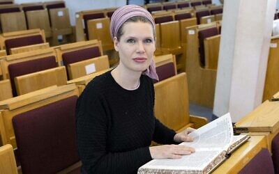 La rabbin franco-suisse Eliora Peretz dans une synagogue de Jérusalem, le 22 mars 2022. (Crédit : Menahem Kahana / AFP)
