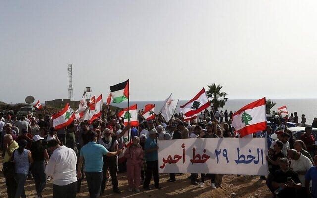 Des manifestants libanais dans la ville frontalière de Naqura, pour dénoncer la présence de la plateforme gazière israélienne au champ de Karish, le 11 juin 2022. (Crédit : Mahmoud Zayyat/AFP) Des manifestants libanais dans la ville frontalière de Naqura, pour dénoncer la présence de la plateforme gazière israélienne au champ de Karish, le 11 juin 2022. (Crédit : Mahmoud Zayyat/AFP)