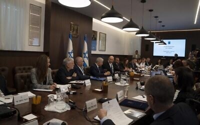 Le Premier ministre Naftali Bennett, au centre, préside la réunion hebdomadaire du cabinet à Jérusalem, le 12 juin 2022. (Crédit: Maya Alleruzzo / POOL / AFP)