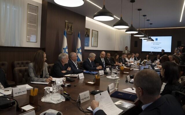 Le Premier ministre Naftali Bennett, au centre, préside la réunion hebdomadaire du cabinet à Jérusalem, le 12 juin 2022. (Crédit: Maya Alleruzzo / POOL / AFP) Le Premier ministre Naftali Bennett, au centre, préside la réunion hebdomadaire du cabinet à Jérusalem, le 12 juin 2022. (Crédit: Maya Alleruzzo / POOL / AFP)