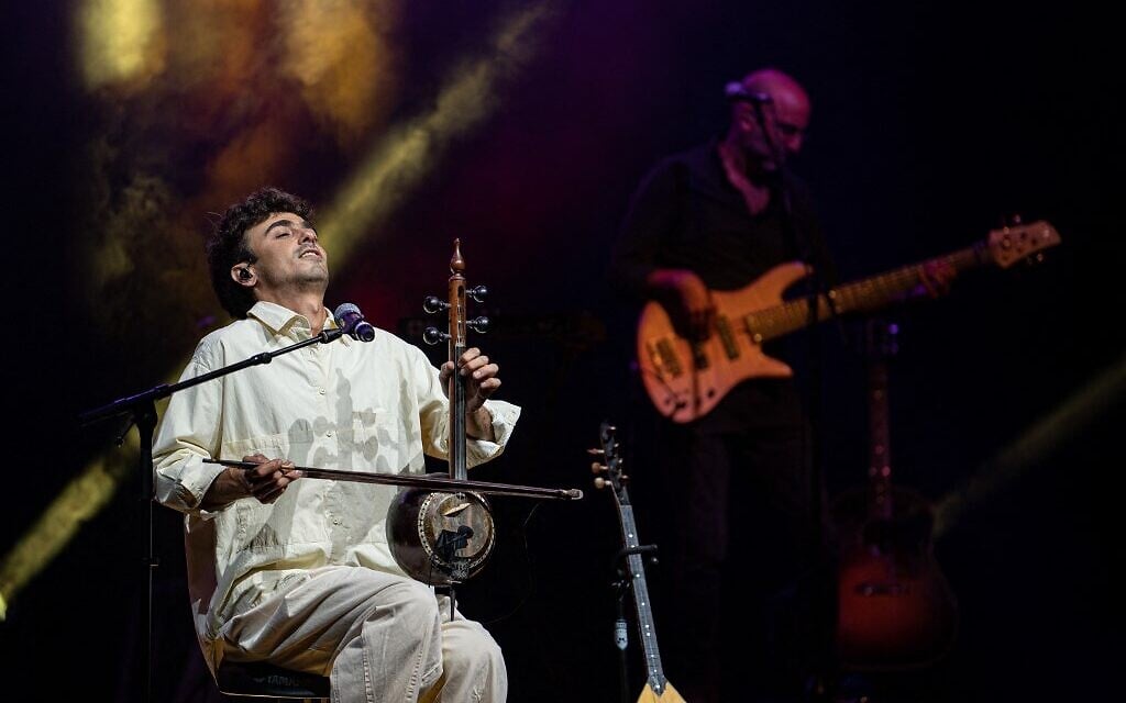 Mark Eliyahu sur scène lors du concert en plein air Harbiye à Istanbul, le 13 juin 2022. (Crédit : Yasin AKGUL / AFP) Mark Eliyahu sur scène lors du concert en plein air Harbiye à Istanbul, le 13 juin 2022. (Crédit : Yasin AKGUL / AFP)