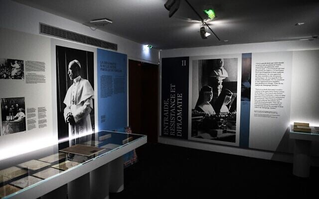 Un mur de documents et de photographies dans le cadre de l'exposition "A la grâce de Dieu, les Eglises et la Shoah", deux jours avant l'ouverture au Mémorial de la Shoah, lors d'une avant-première de presse à Paris, le 14 juin 2022. (Crédit : Christophe ARCHAMBAULT / AFP) Un mur de documents et de photographies dans le cadre de l'exposition "A la grâce de Dieu, les Eglises et la Shoah", deux jours avant l'ouverture au Mémorial de la Shoah, lors d'une avant-première de presse à Paris, le 14 juin 2022. (Crédit : Christophe ARCHAMBAULT / AFP)